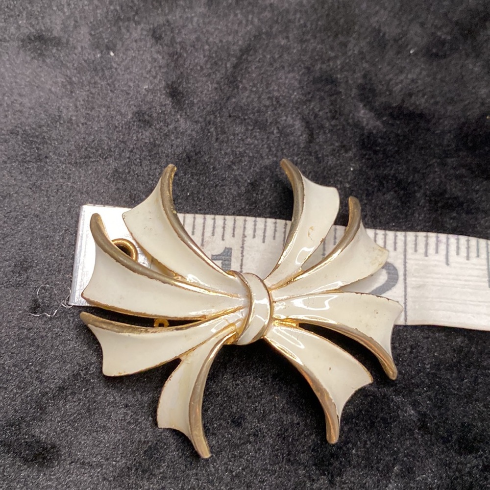 Vintage signed Torino brooch and clip on earrings set. - Picture 3 of 4